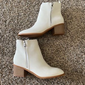 Fiasco Women’s White Pointed Toe Chunky Chelsea Boots. Size 7.5.